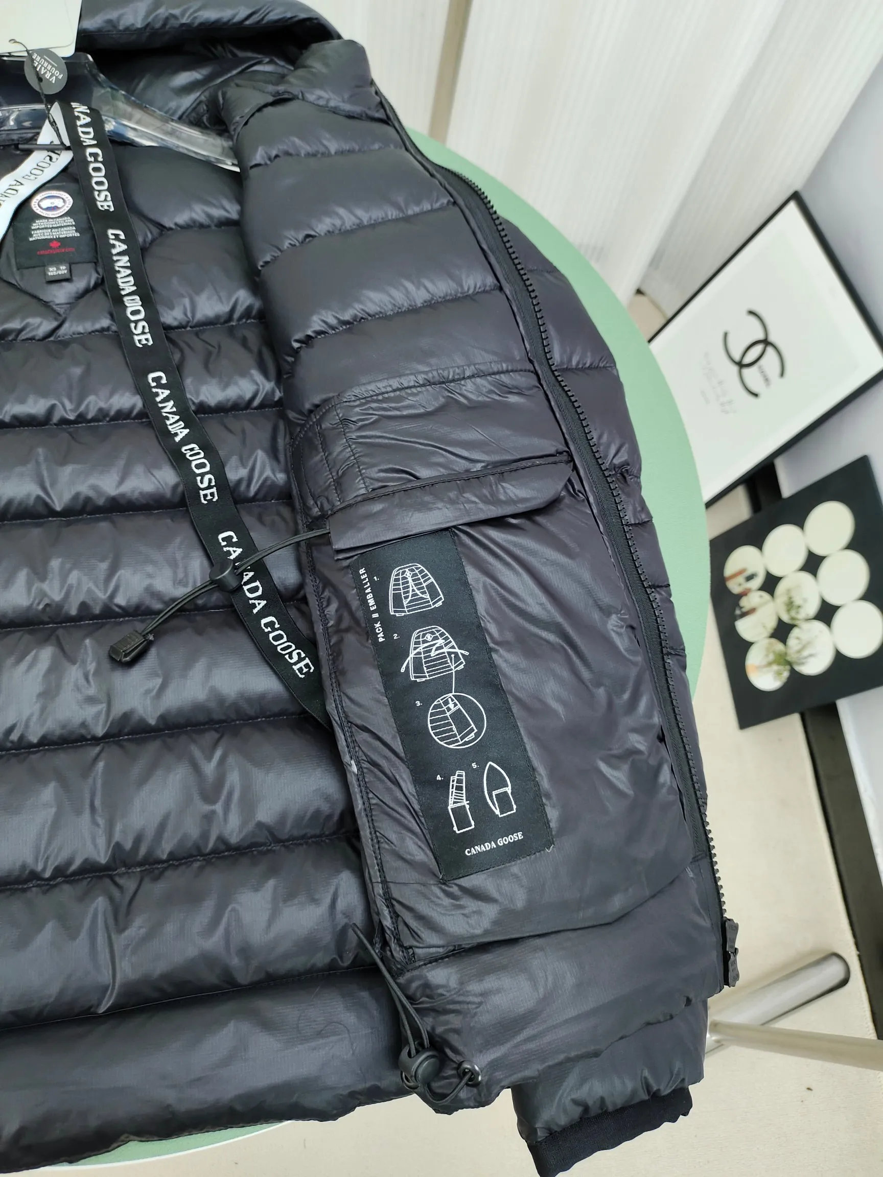P840 𝘾𝘼𝙉𝘼𝘿𝘼 𝙂𝙊𝙊𝙎𝙀/Canada Goose 2227 thin and light model. It’s super lightweight and doesn’t feel any weight on your upper body at all! Show more temperament‼  Canada Goose, a Canadian brand, has always been recognized as the warmest down jacket. Various Instagram celebrities, Internet celebrities, and celebrities often wear it for street photos. I make Canada Goose every year, but I still can’t get rid of my love for the goose. No matter how cold the winter is, there is no need to be afraid. Canada Goose is the legendary warmest down jacket and is known as a must-have for Arctic outdoor sports! The most popular down jacket in the world, celebrities are rushing to buy it, it is a must-have! Code number: XS-2XL Color: silver gray (red label) silver gray (black label), black (red label), black (black label), dark blue
